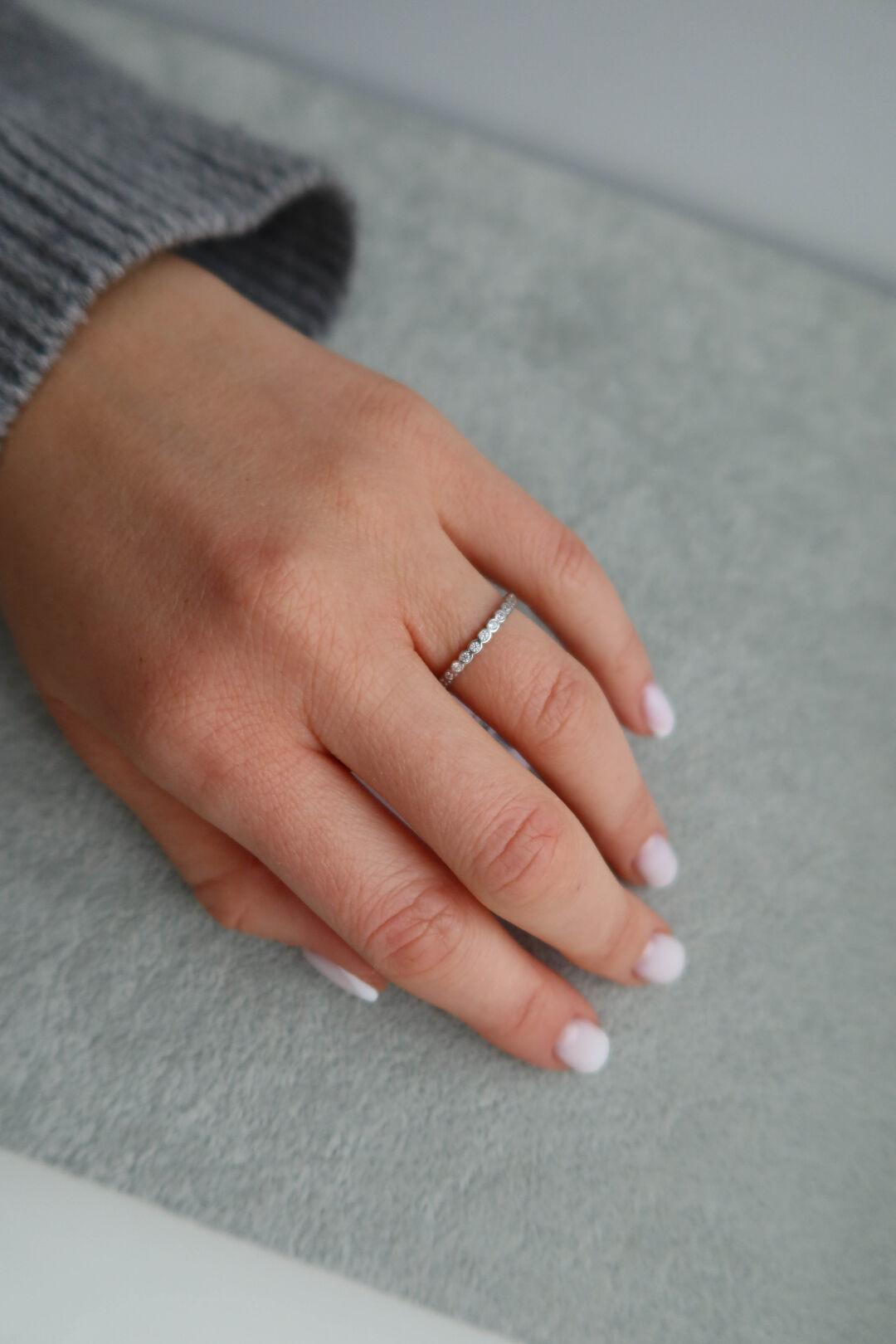 Зображення Срібна каблучка у мінімалістичному стилі при наведенні