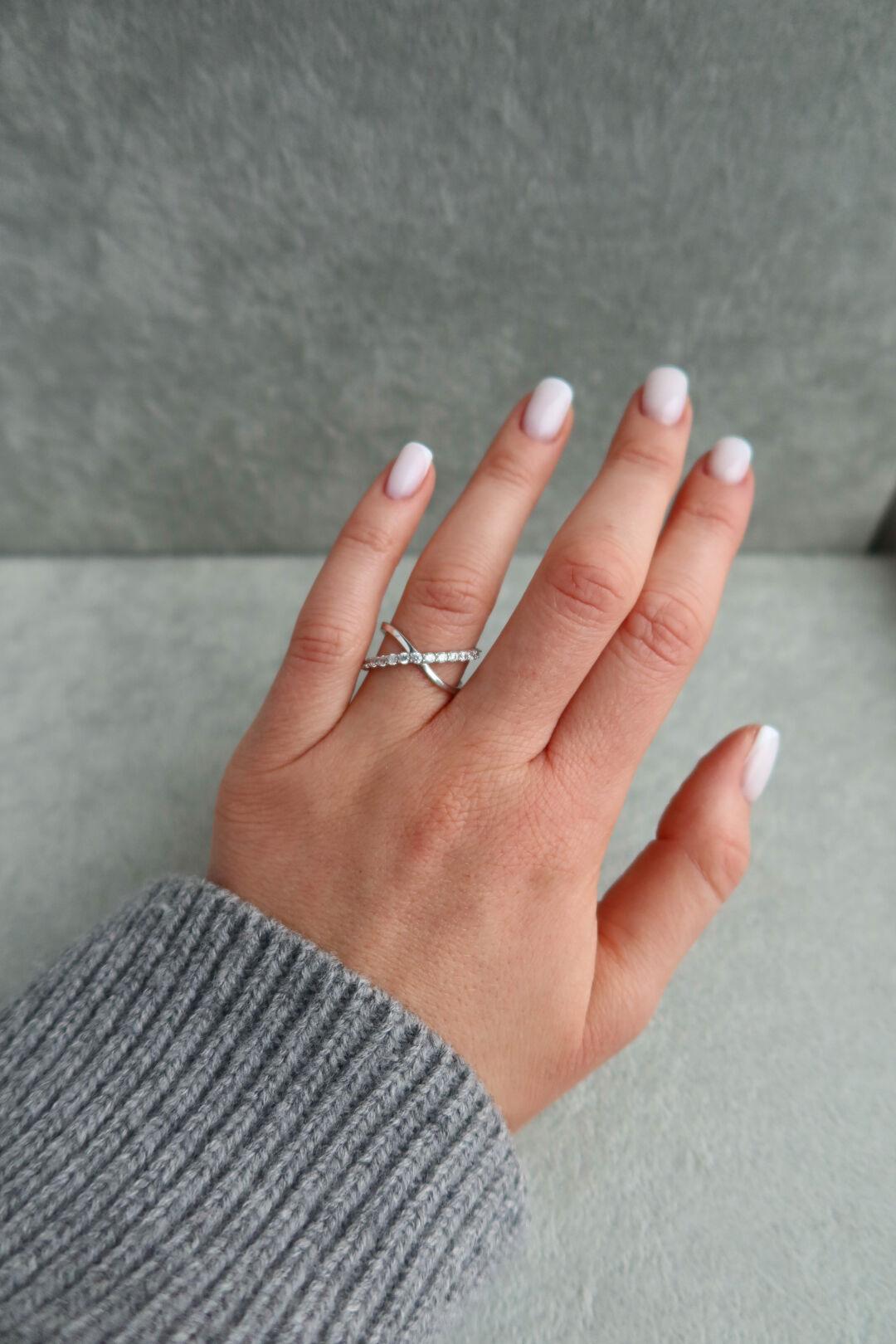 Зображення Женское серебряное кольцо в виде знака бесконечности с фианитами при наведенні