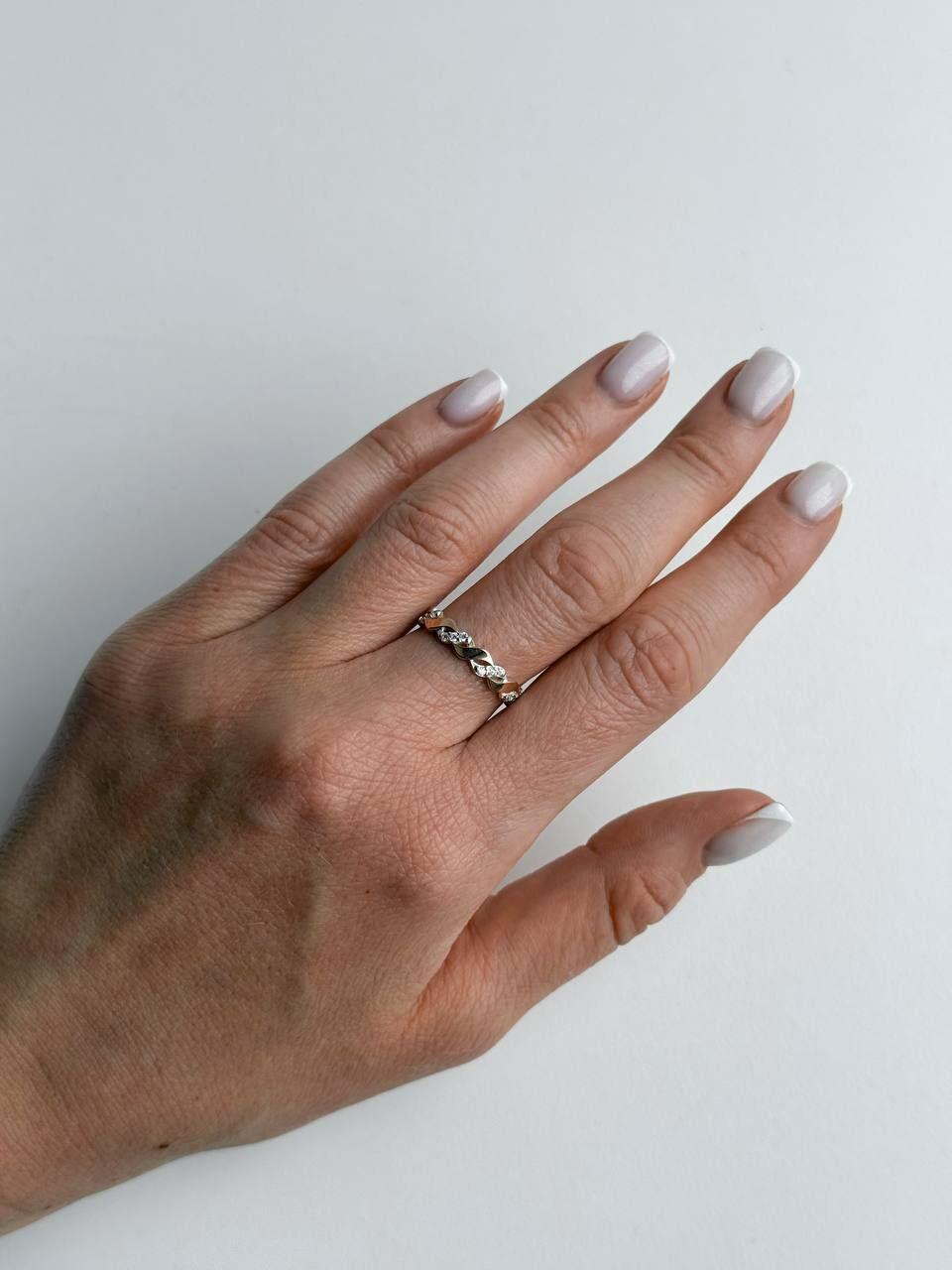 Зображення Жіноча срібна каблучка з фіанітами та вставками золота 375 проби при наведенні