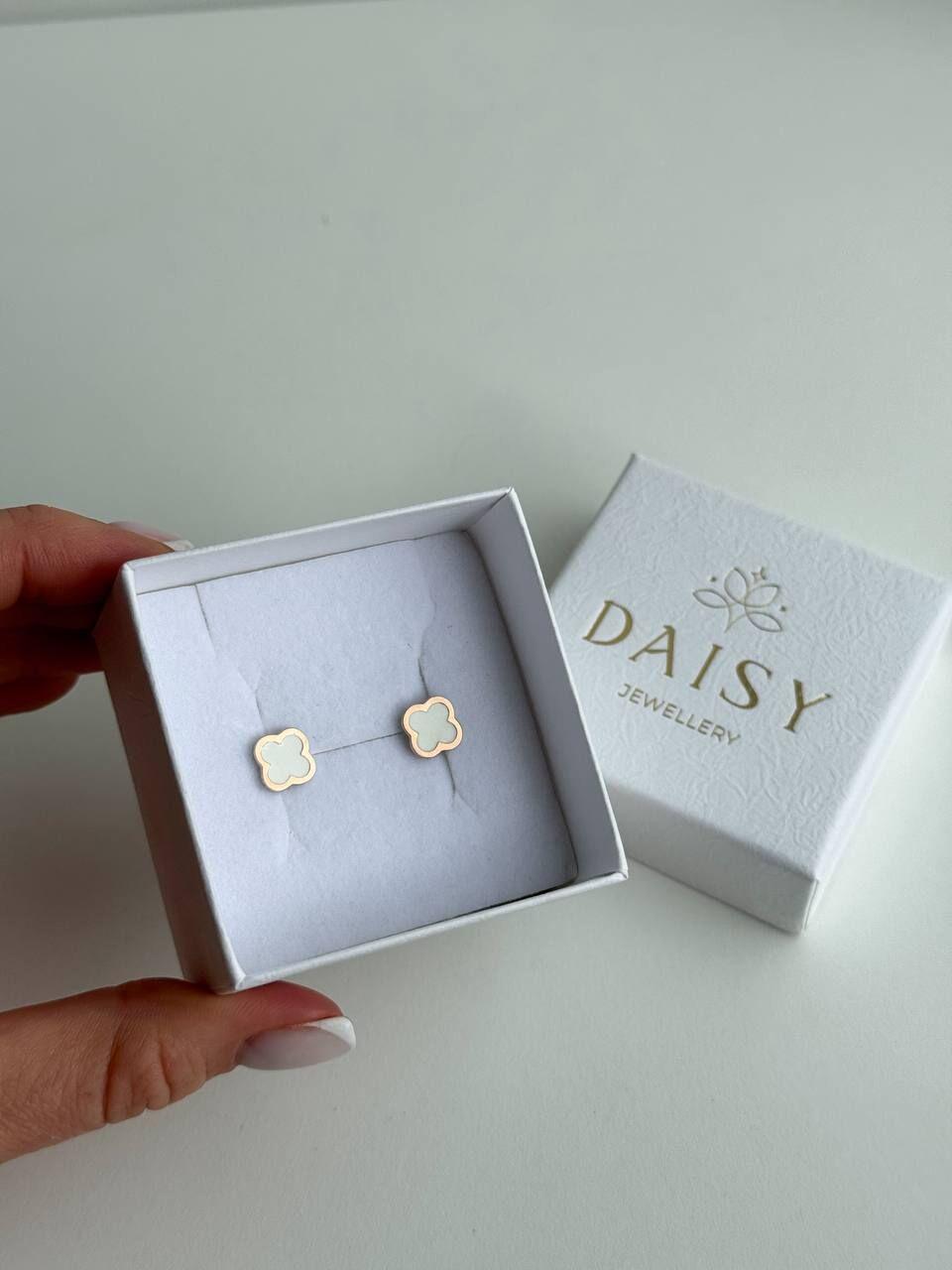 Зображення Жіночі срібні сережки-гвоздики конюшина з білою емаллю та золотою вставкою 375 проби