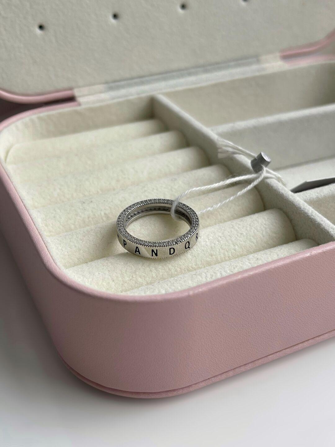 Зображення Серебряное женское кольцо с надписью и фианитами