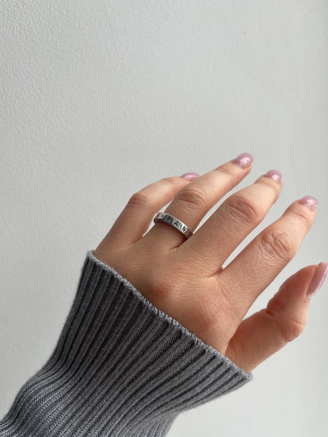 Зображення Серебряное женское кольцо с надписью и фианитами при наведенні