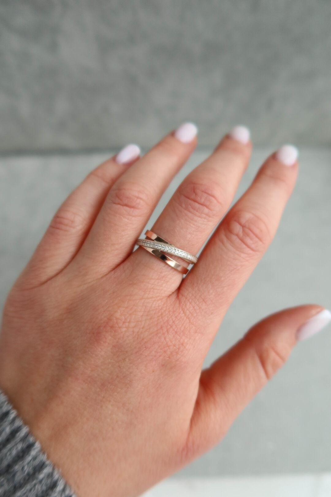 Зображення Жіноча срібна каблучка з фіанітами та золотою пластиною 375 проби при наведенні