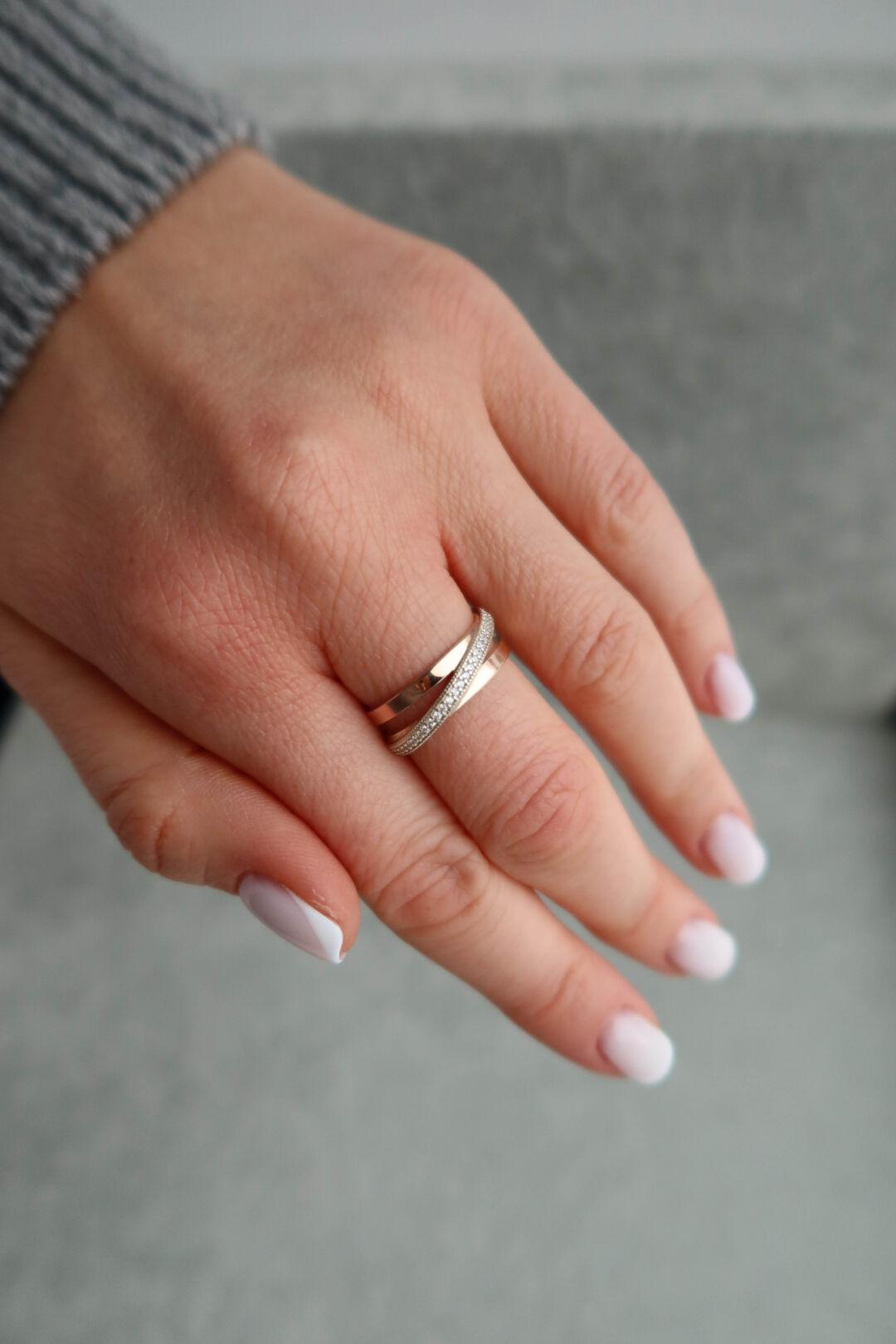 Зображення Жіноча срібна каблучка з фіанітами та золотою пластиною 375 проби