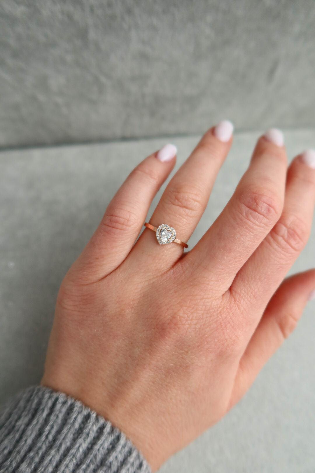 Зображення Срібна каблучка 925 «Серце з фіанітами»