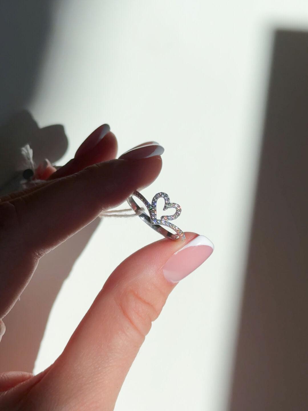 Зображення Срібна каблучка сердечко фіаніти при наведенні