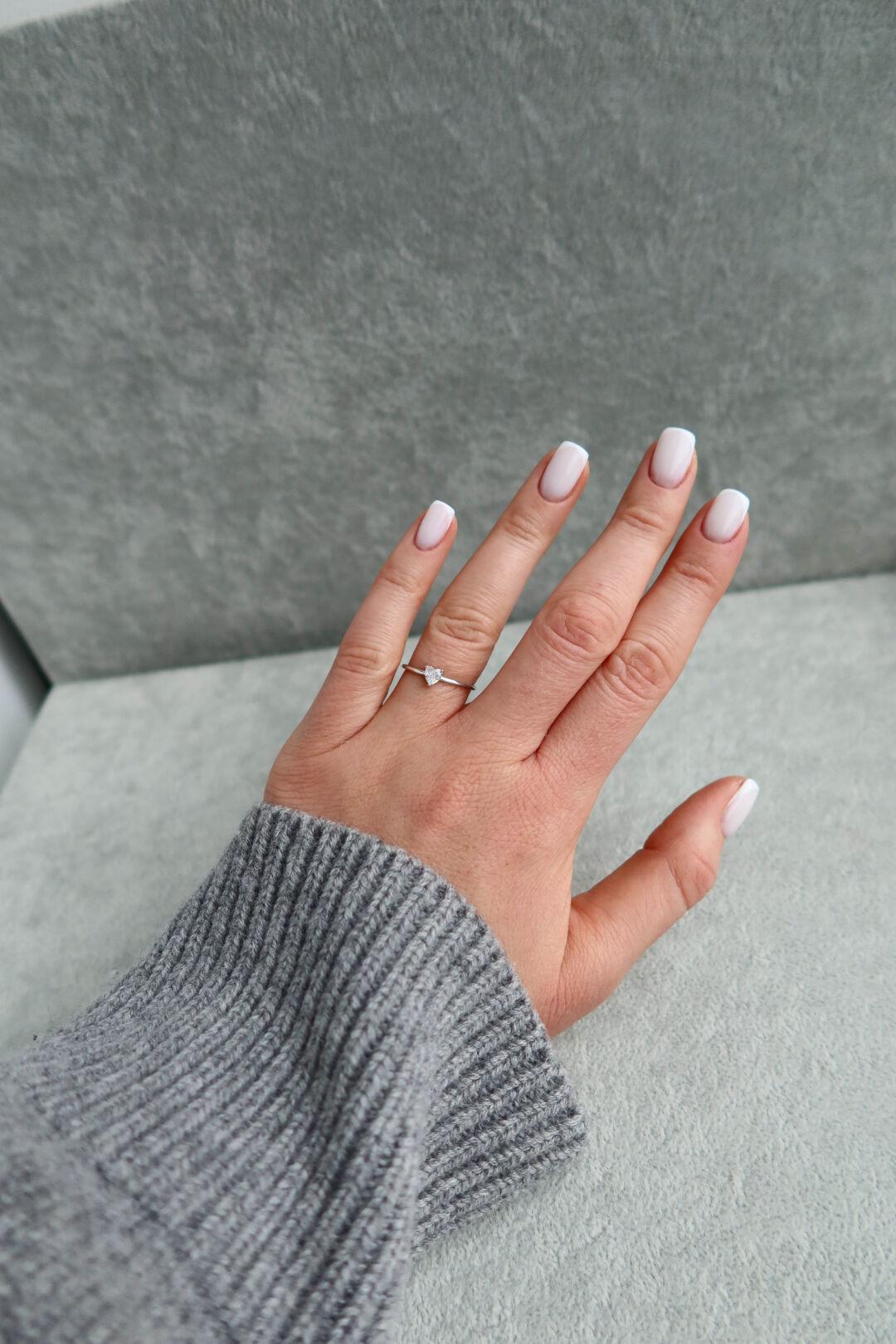 Зображення Срібна жіноча каблучка у мінімалістичному стилі з камінцем
