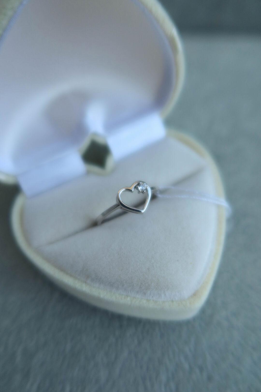 Срібна каблучка «Серце з камінцем»