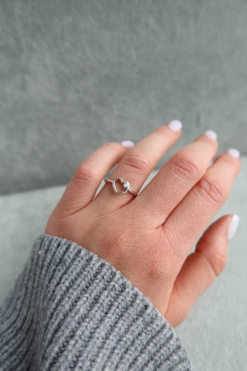 Зображення Срібна каблучка «Серце з камінцем»