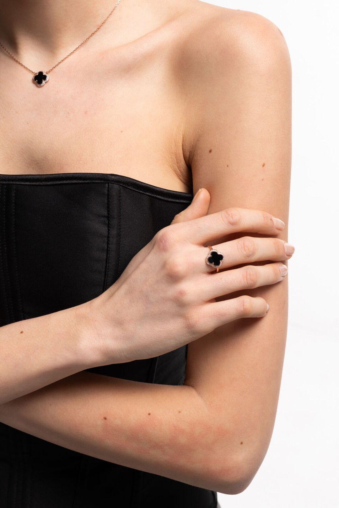 Зображення Женское серебряное кольцо с ониксом в позолоте "Клевер" при наведенні