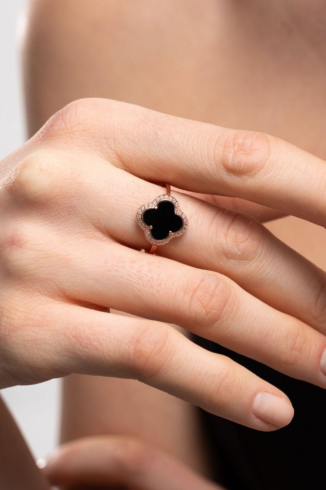 Зображення Женское серебряное кольцо с ониксом в позолоте "Клевер"