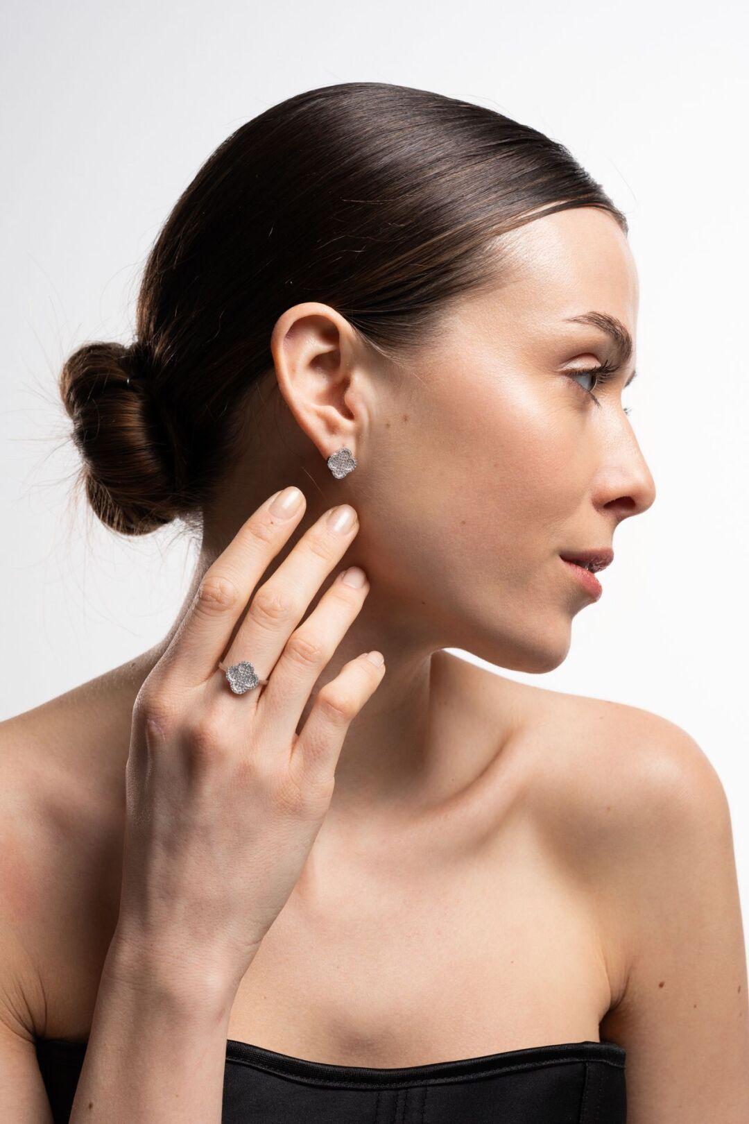 Зображення Серебряное кольцо Четырехлистник в камушках при наведенні