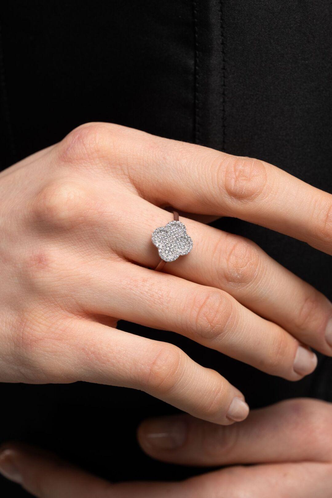 Зображення Серебряное кольцо Четырехлистник в камушках