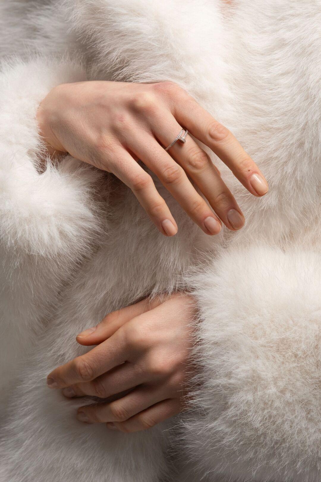 Зображення Серебряное кольцо-гвоздь при наведенні