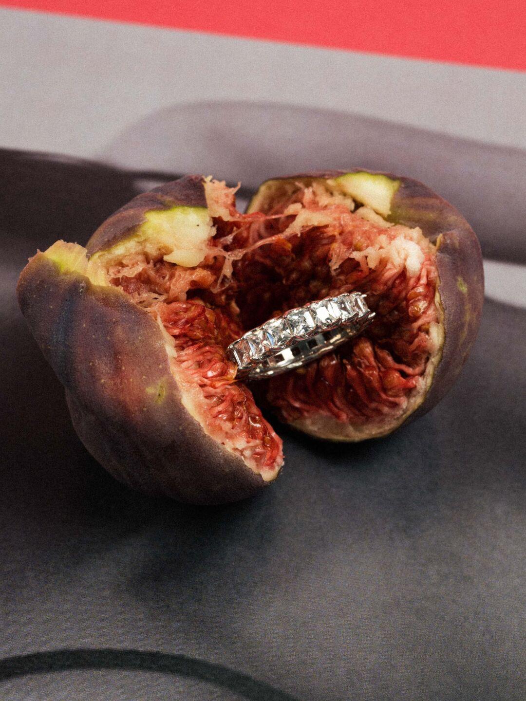 Зображення Каблучка Срібло 925° та фіаніти біла при наведенні