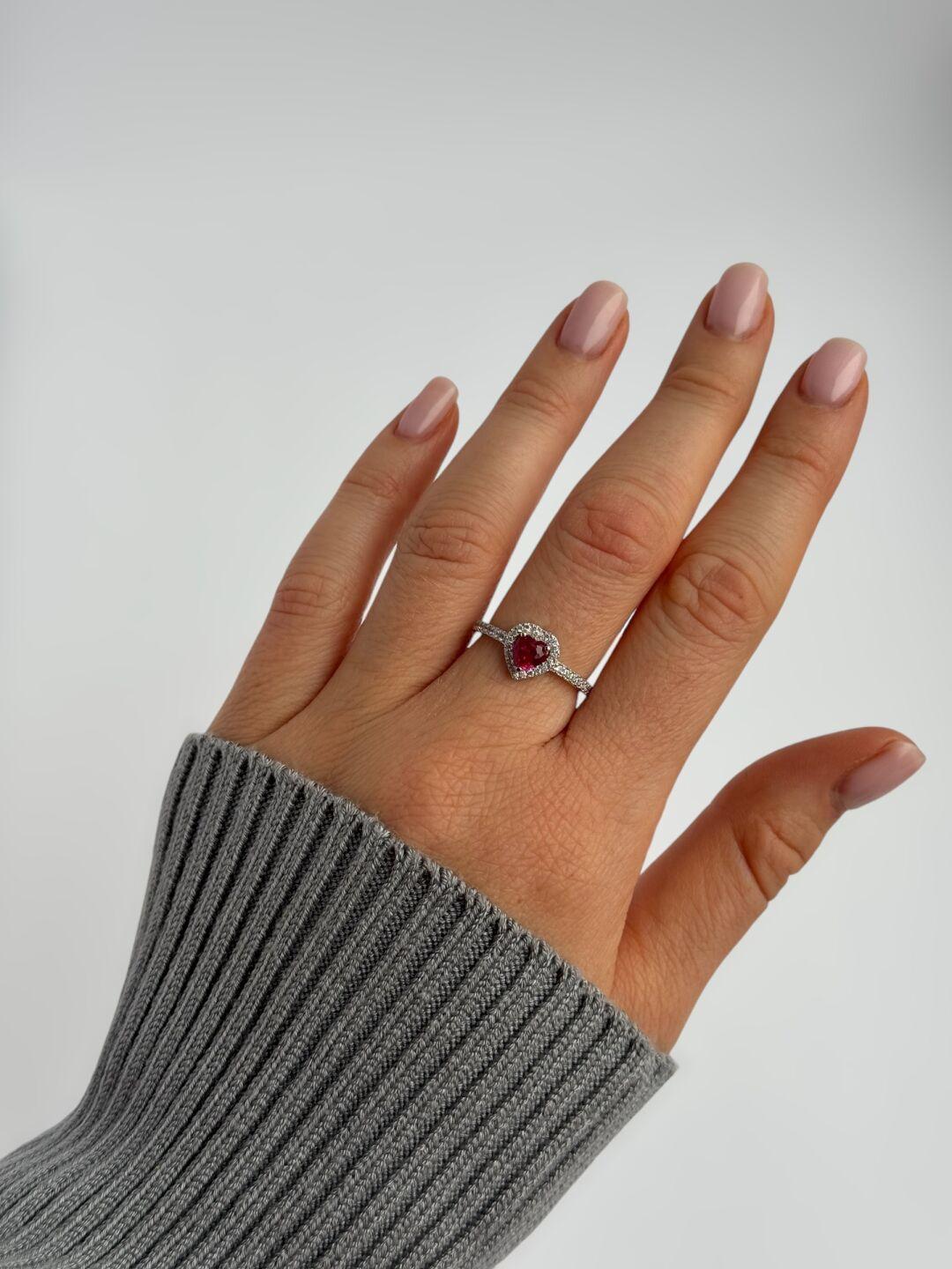 Зображення Серебряное кольцо 925° Сердце малиновое при наведенні