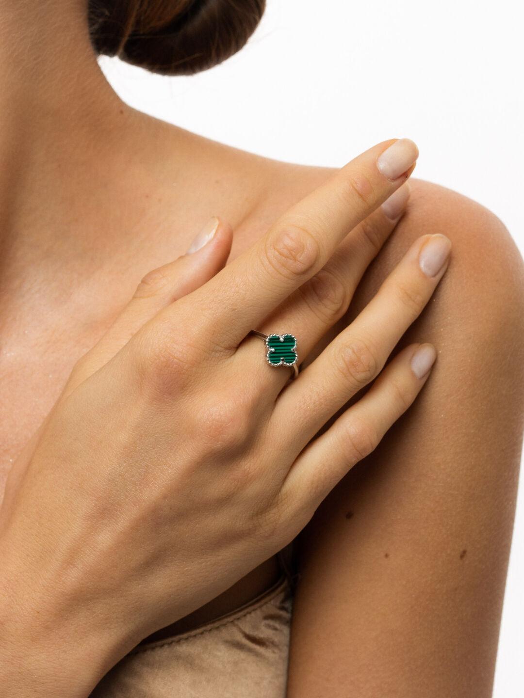 Зображення Серебряное кольцо малахит Клевер 1 см при наведенні